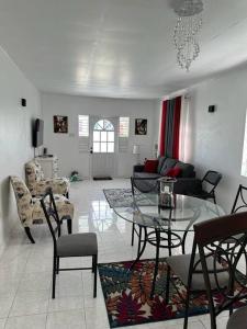 Posezení v ubytování Ottie-Newly Renovated, 5 min from beach
