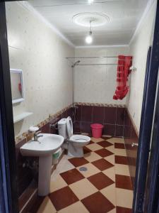 łazienka z toaletą i umywalką w obiekcie Apartment Corniche Ksar Sgher w mieście Ksar es-Seghir