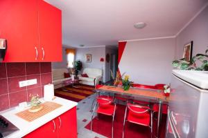 Kuchyň nebo kuchyňský kout v ubytování Apartments Saric