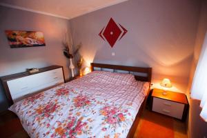 Postel nebo postele na pokoji v ubytování Apartments Saric