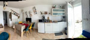 uma cozinha com uma mesa e uma sala de jantar em Gîte des trois Marie Studio 40m2 Fondettes Tours em Fondettes