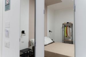 拿坡里的住宿－Benincasa Rooms Napoli，一间卧室配有一张床和镜子