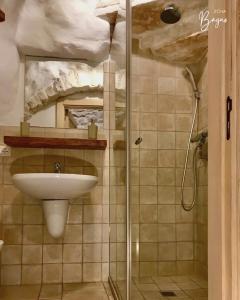 La salle de bains est pourvue d'un lavabo et d'une douche. dans l'établissement Trullo Galileo, à Alberobello