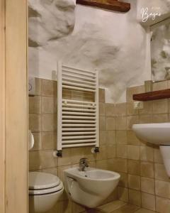 La salle de bains est pourvue de toilettes et d'un lavabo. dans l'établissement Trullo Galileo, à Alberobello