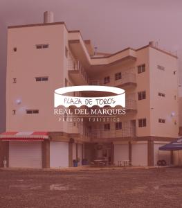 d'un bâtiment avec un panneau indiquant le matériel réel del dans l'établissement Real Plaza de Toros, à San Juan de los Lagos
