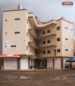 un immeuble d'appartements avec balcon et parking dans l'établissement Real Plaza de Toros, à San Juan de los Lagos