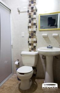 La salle de bains est pourvue de toilettes et d'un lavabo. dans l'établissement Real Plaza de Toros, à San Juan de los Lagos