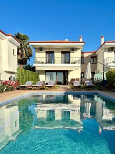 una grande piscina davanti a una casa di Sunset Villa a Hanioti