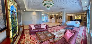 een woonkamer met twee banken en een tafel bij The GEM Museum Suites in Evanston