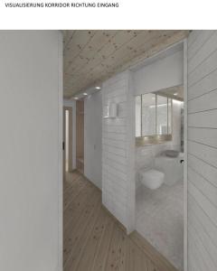 biała łazienka z toaletą i lustrem w obiekcie Chesa Betschla Pontresina w mieście Pontresina
