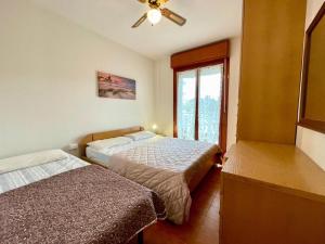 Postel nebo postele na pokoji v ubytování Bright wide flat, 130m from the beach with shared pool