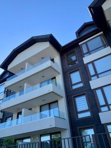 an apartment building with balconies against a blue sky at Excepcional Depto Puerto Varas in Puerto Varas