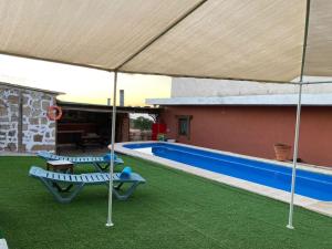 een patio met 2 stoelen en een zwembad bij Casa Rural Tamaide in San Miguel de Abona