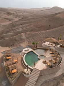une piscine au milieu du désert dans l'établissement Maison linda, à Marrakech