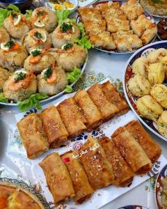 une table remplie de plaques de nourriture et de crevettes dans l'établissement Maison linda, à Marrakech