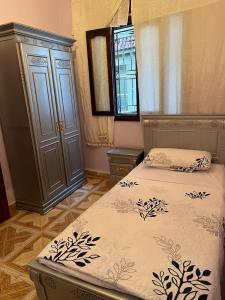 sypialnia z łóżkiem i dużą szafką w obiekcie Apartamento cerca del aeropuerto y entrada de la ciudad w mieście Tanger