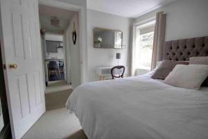 una camera da letto con un grande letto bianco e una finestra di Bakewell- Super central 2 bed apartment a Bakewell