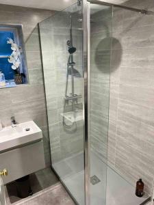 bagno con doccia e lavandino di Bakewell- Super central 2 bed apartment a Bakewell