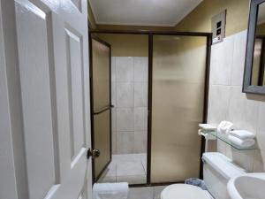 Et badeværelse på Coati Arenal Lodge