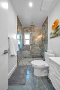 Bilik mandi di Biscayne Park 2 1 - Renovated Duplex w Pool