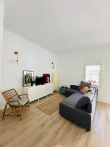 オルビアにあるCasa Simonettaのソファと椅子のあるリビングルーム