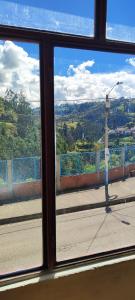 uma janela com vista para uma estrada através dela em El tío lucho em Las Lajas