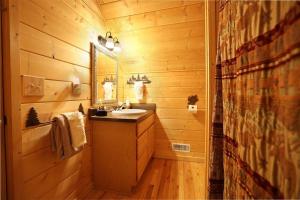 Φωτογραφία από το άλμπουμ του Red Roof-Cozy Cabin with Great Views, Hot Tub and near Bryson City σε Bryson City +42 φωτογραφίες