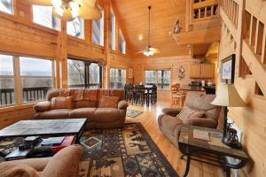 Χώρος καθιστικού στο Red Roof-Cozy Cabin with Great Views, Hot Tub and near Bryson City