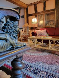 ein Wohnzimmer mit einem Sofa und einem Tisch in der Unterkunft Des 16ten Jahrhunderts Sonne in Schwanau