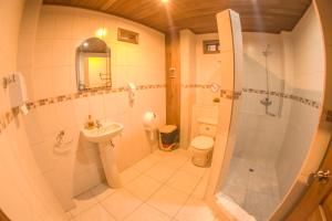 La salle de bains est pourvue d'une douche, d'un lavabo et de toilettes. dans l'établissement La Casa del Molino Blanco B&B, à Baños