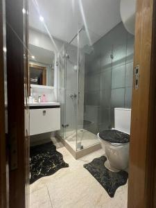 a bathroom with a shower and a toilet at appartement en pleine centre gueliz en face théâtre royal in Marrakesh