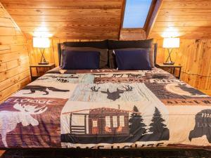 Cama ou camas em um quarto em Hot Tub-Firepit-King Bed-Grill-AC-Yard-Boat Ramp