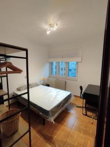 una camera con letto a castello e finestra di Apartamento en Silla del Rey a Oviedo