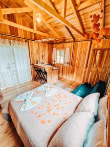 a bedroom with a large bed in a wooden cabin at Sítio caminho das nascentes in Urubici +22 photos