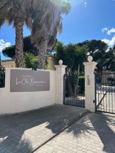a gate to a villa with palm trees at Saint-Tropez en résidence avec piscine in Saint-Tropez