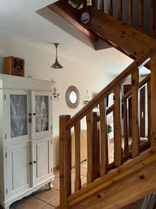 uma escada de madeira numa casa com uma escada em La Casina de Niembro em Niembro