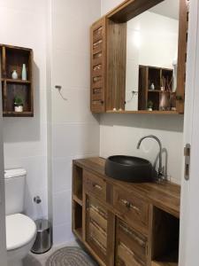 W łazience znajduje się umywalka i lustro. w obiekcie Aconchego em Criciúma/SC w mieście Criciúma
