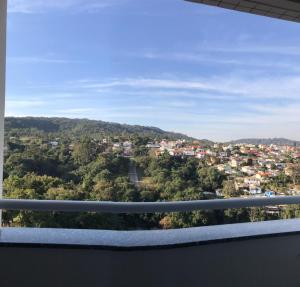 balkon z widokiem na miasto w obiekcie Aconchego em Criciúma/SC w mieście Criciúma