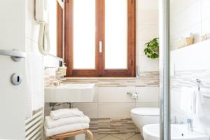 a bathroom with a sink and a toilet at La Tavernetta in Marina Romea