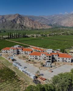 una vista aerea di un resort con montagne sullo sfondo di Chadel Management Cafayate a Cafayate