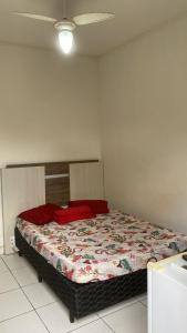 ein Schlafzimmer mit einem großen Bett in einem Zimmer in der Unterkunft Suítes Para Casal in Bertioga