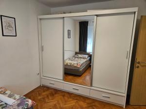 - un grand miroir dans une chambre avec un lit dans l'établissement Apartment Mia, à Mostar