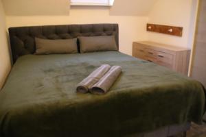 een slaapkamer met een groot bed met 2 kussens erop bij Dimis-Apartment in Keulen