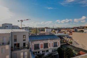 een uitzicht op de skyline van de stad met gebouwen bij Charmant appartement avec balcon à St-Denis in Saint-Denis