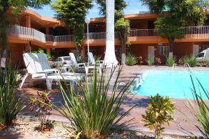 Hotel La Quinta Posada Real tesisinde veya buraya yakın yüzme havuzu