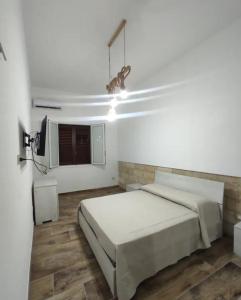 a bedroom with a bed and a ceiling fan at U Feriu home in Avola