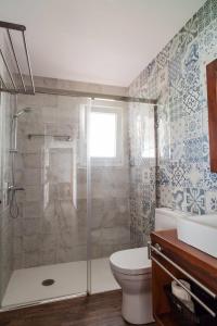 La salle de bains est pourvue d'une douche, de toilettes et d'un lavabo. dans l'établissement House in Tarifa beach in Valdevaqueros, à Tarifa