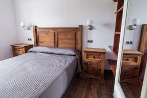 - une chambre avec un lit et 2 tables de chevet dans l'établissement House in Tarifa beach in Valdevaqueros, à Tarifa