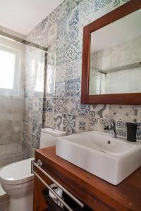 La salle de bains est pourvue d'un lavabo, de toilettes et d'un miroir. dans l'établissement House in Tarifa beach in Valdevaqueros, à Tarifa
