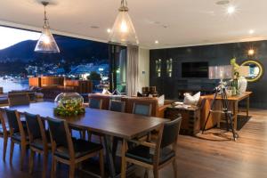 een eetkamer met een tafel en stoelen bij Eichardt's Private Hotel in Queenstown